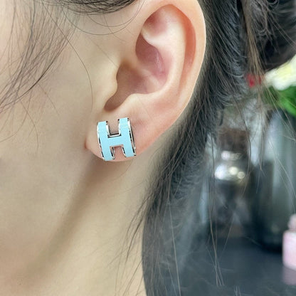 [ELAN LUXE]POP H SKY BLUE STUD EARRINGS