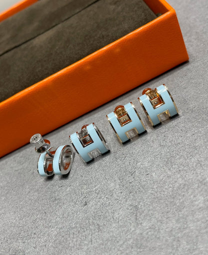 [ELAN LUXE]POP H SKY BLUE STUD EARRINGS