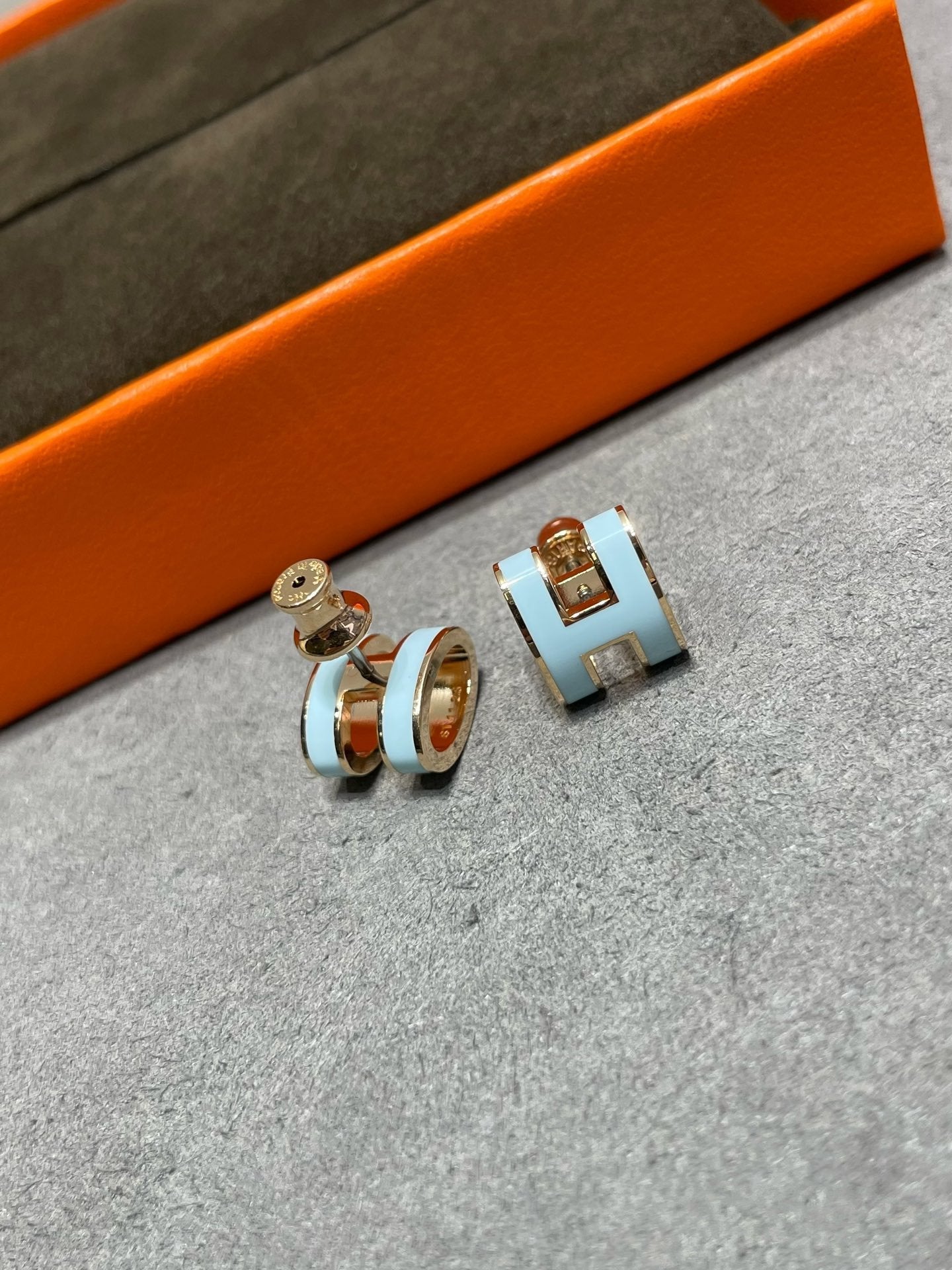 [ELAN LUXE]POP H SKY BLUE STUD EARRINGS