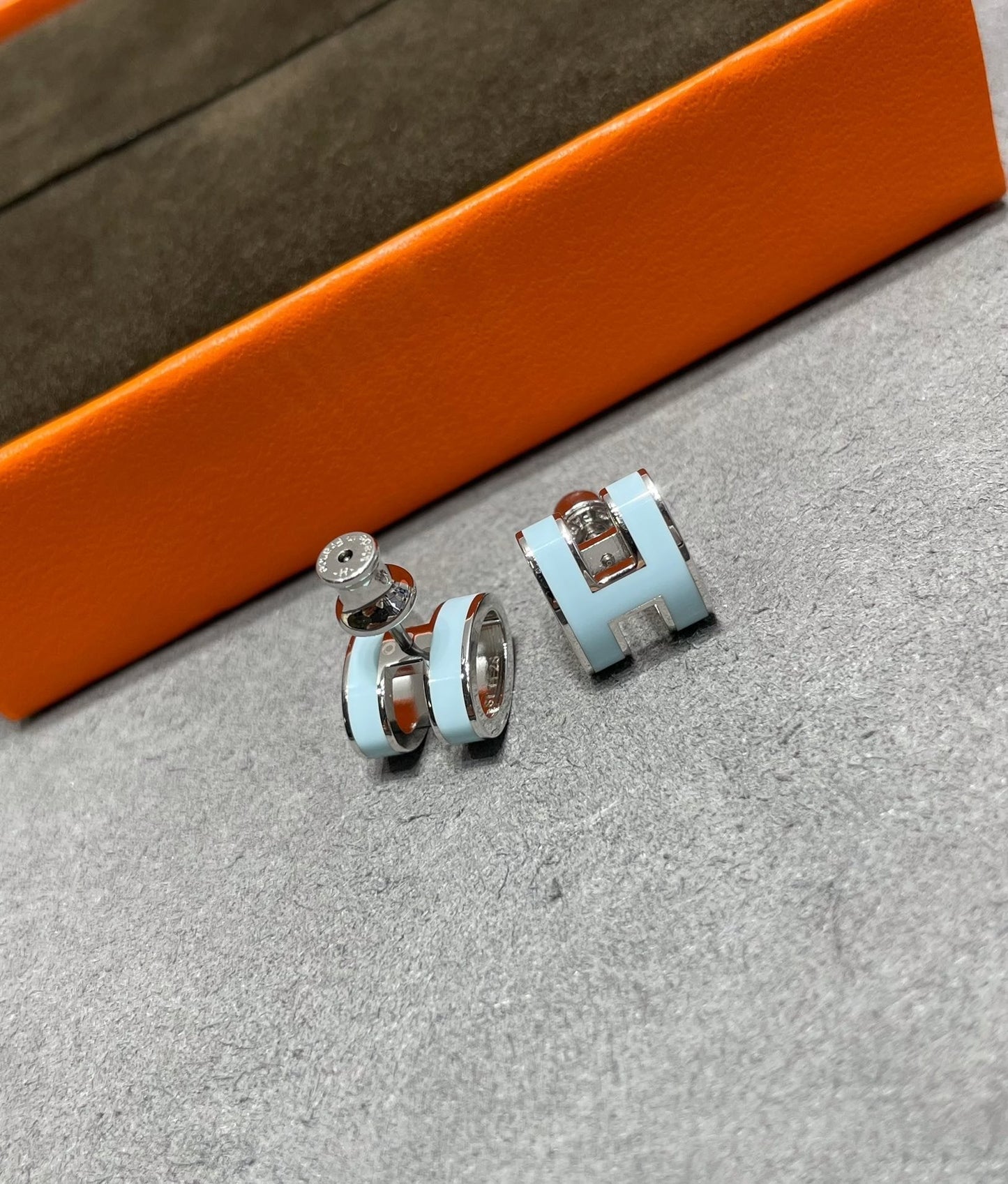 [ELAN LUXE]POP H SKY BLUE STUD EARRINGS