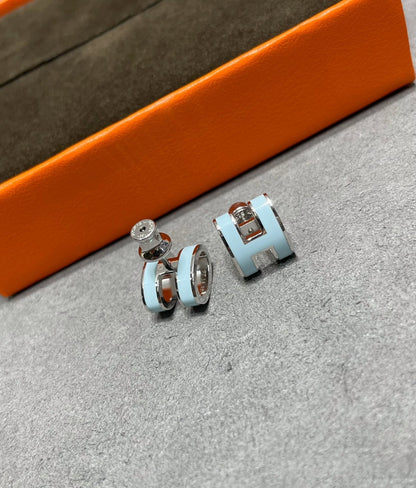 [ELAN LUXE]POP H SKY BLUE STUD EARRINGS