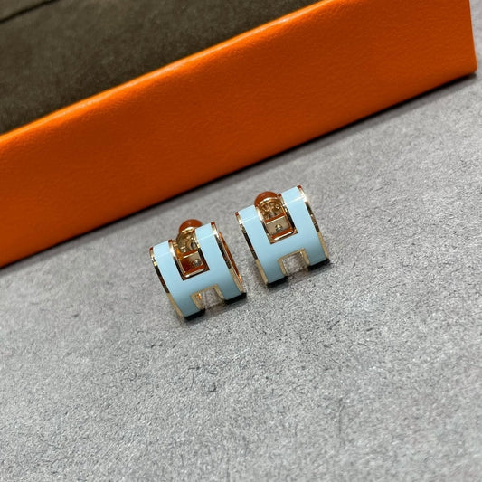 [ELAN LUXE]POP H SKY BLUE STUD EARRINGS