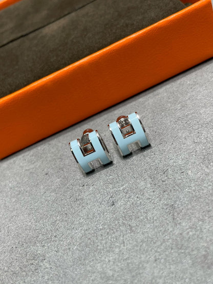 [ELAN LUXE]POP H SKY BLUE STUD EARRINGS