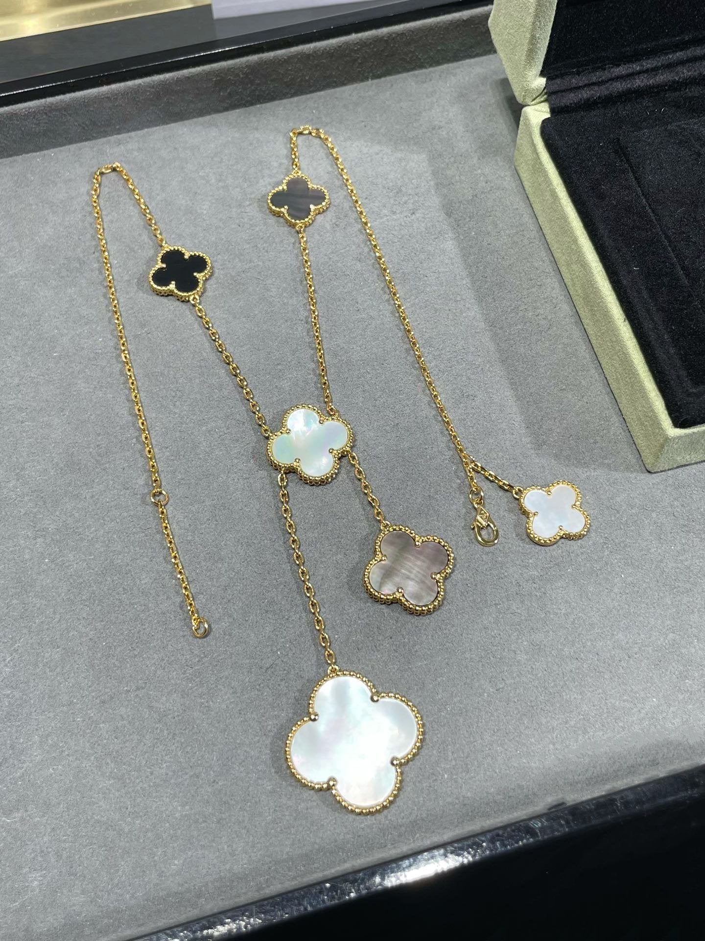 [ELAN LUXE]CLOVER 6 MOTIF MOP ONYX GOLD NECKLACE
