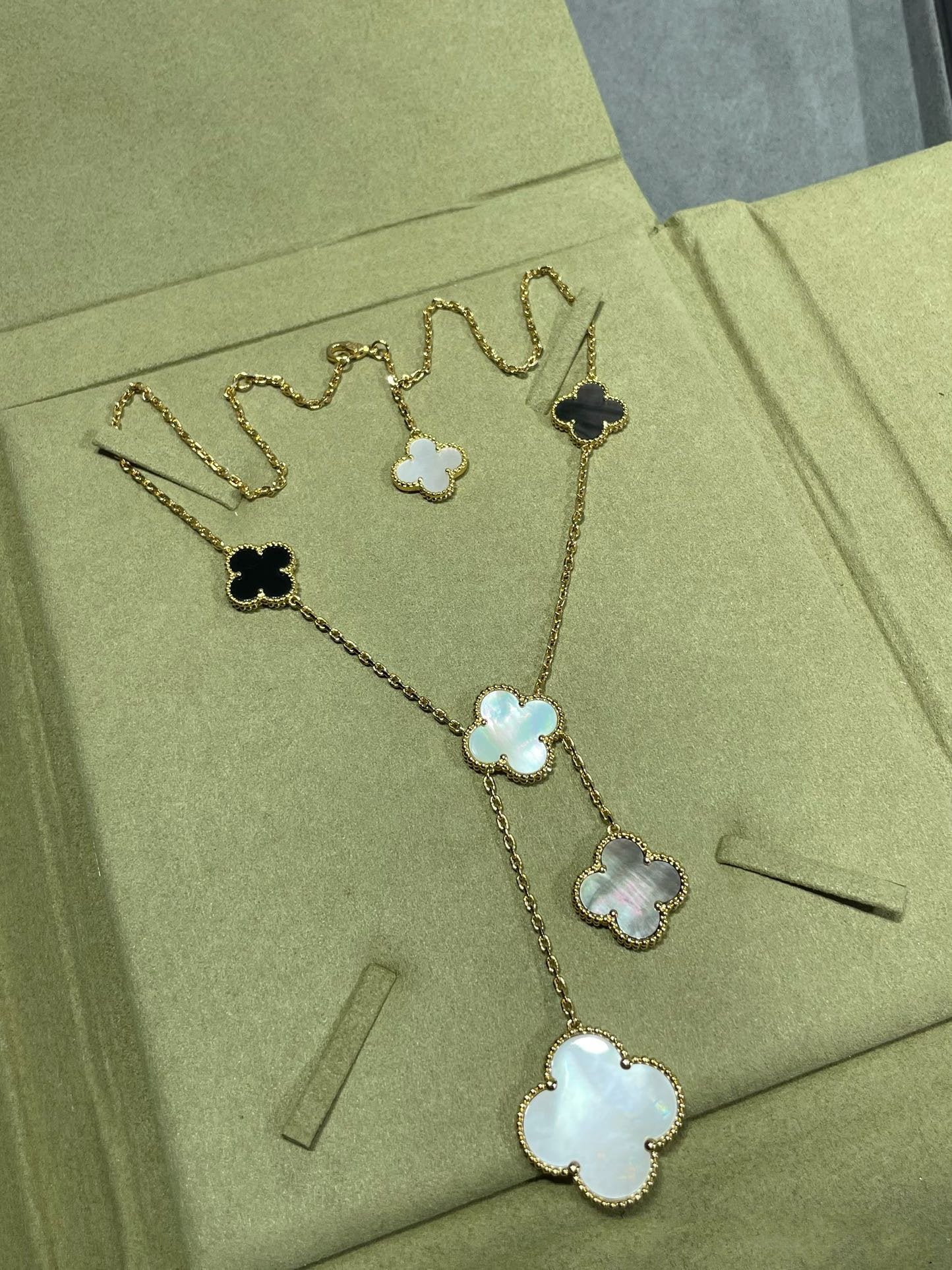 [ELAN LUXE]CLOVER 6 MOTIF MOP ONYX GOLD NECKLACE