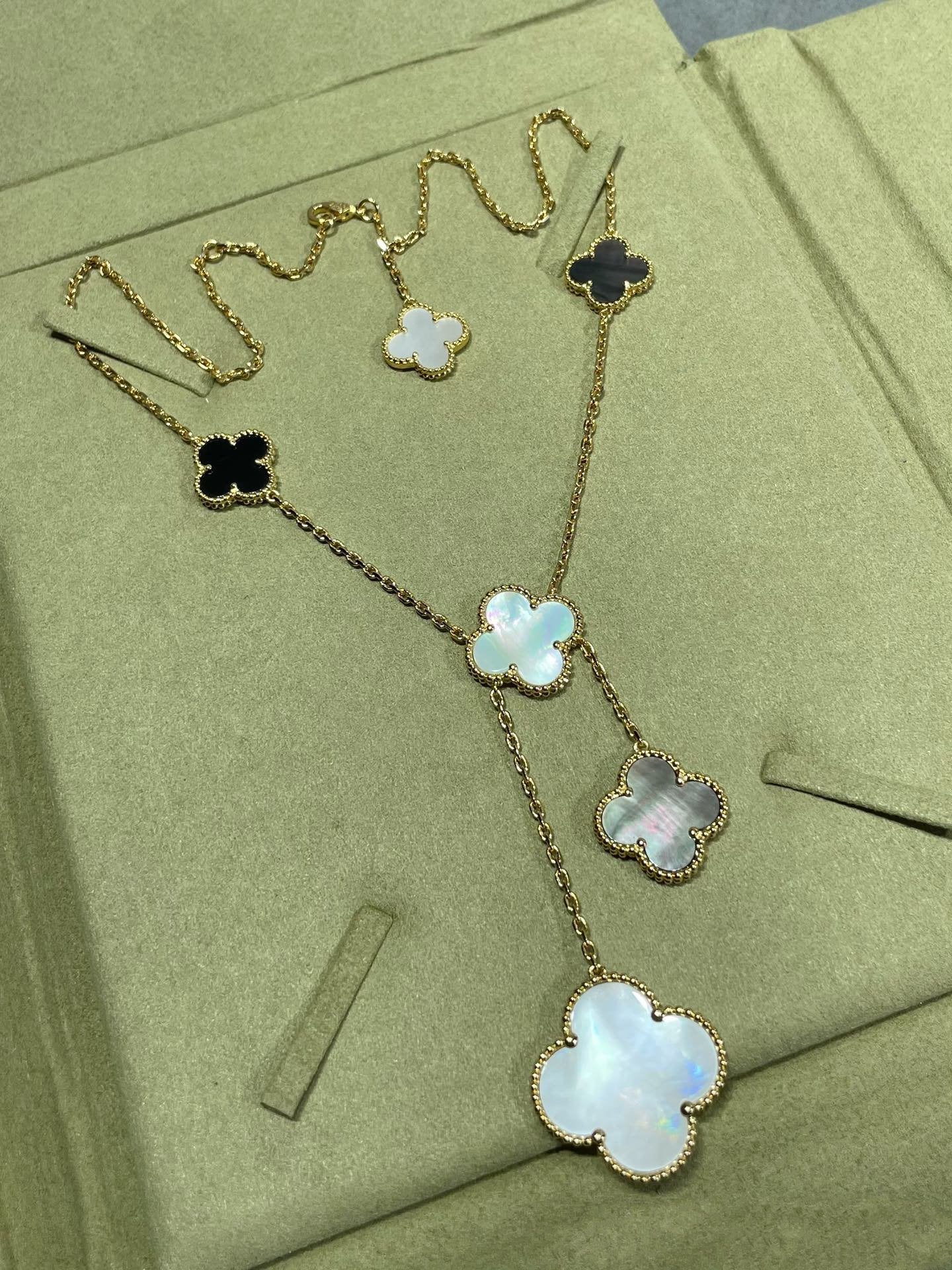 [ELAN LUXE]CLOVER 6 MOTIF MOP ONYX GOLD NECKLACE