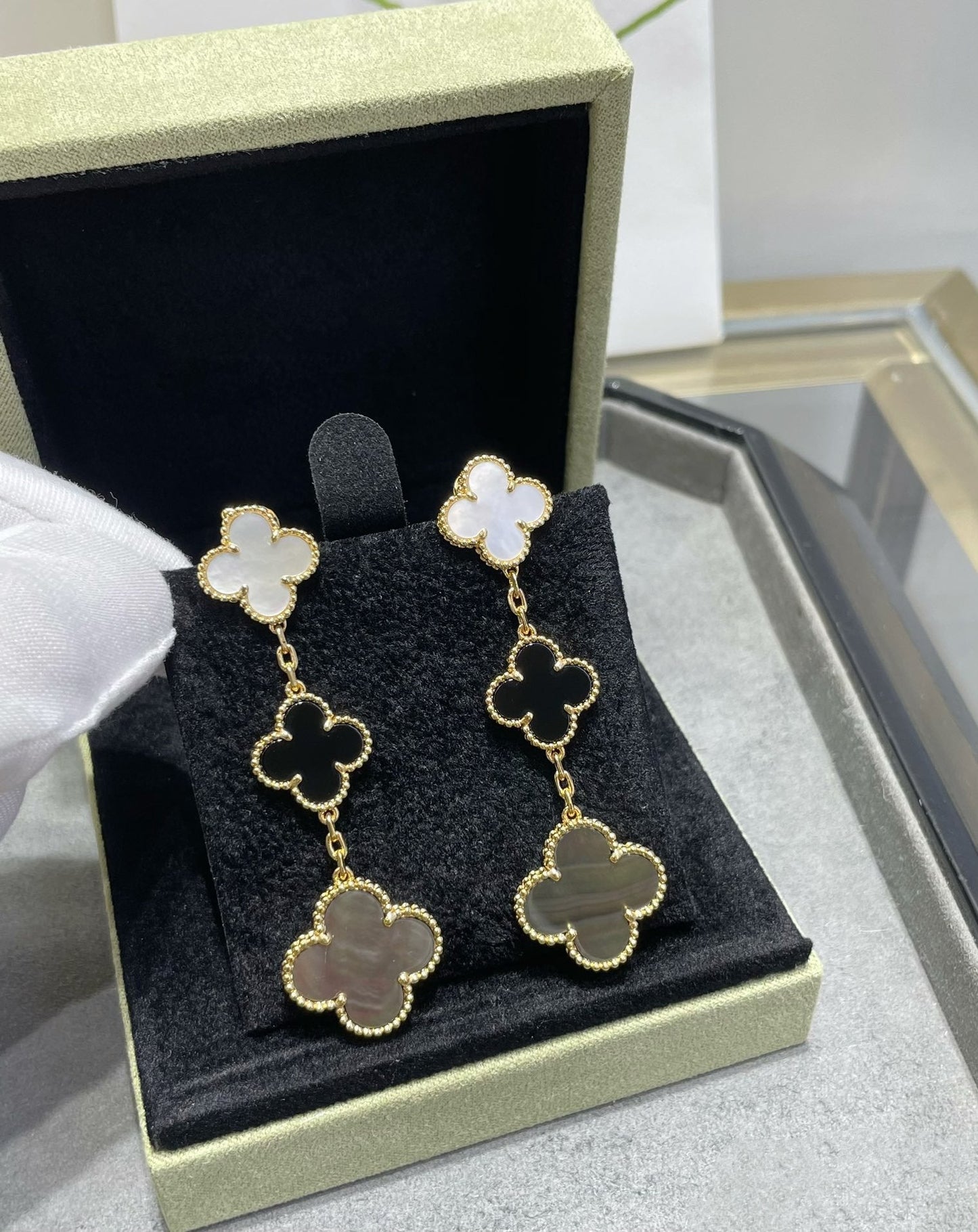 [ELAN LUXE]CLOVER 3 MOTIF MOP ONYX DARK MOP PINK GOLD EARRINGS