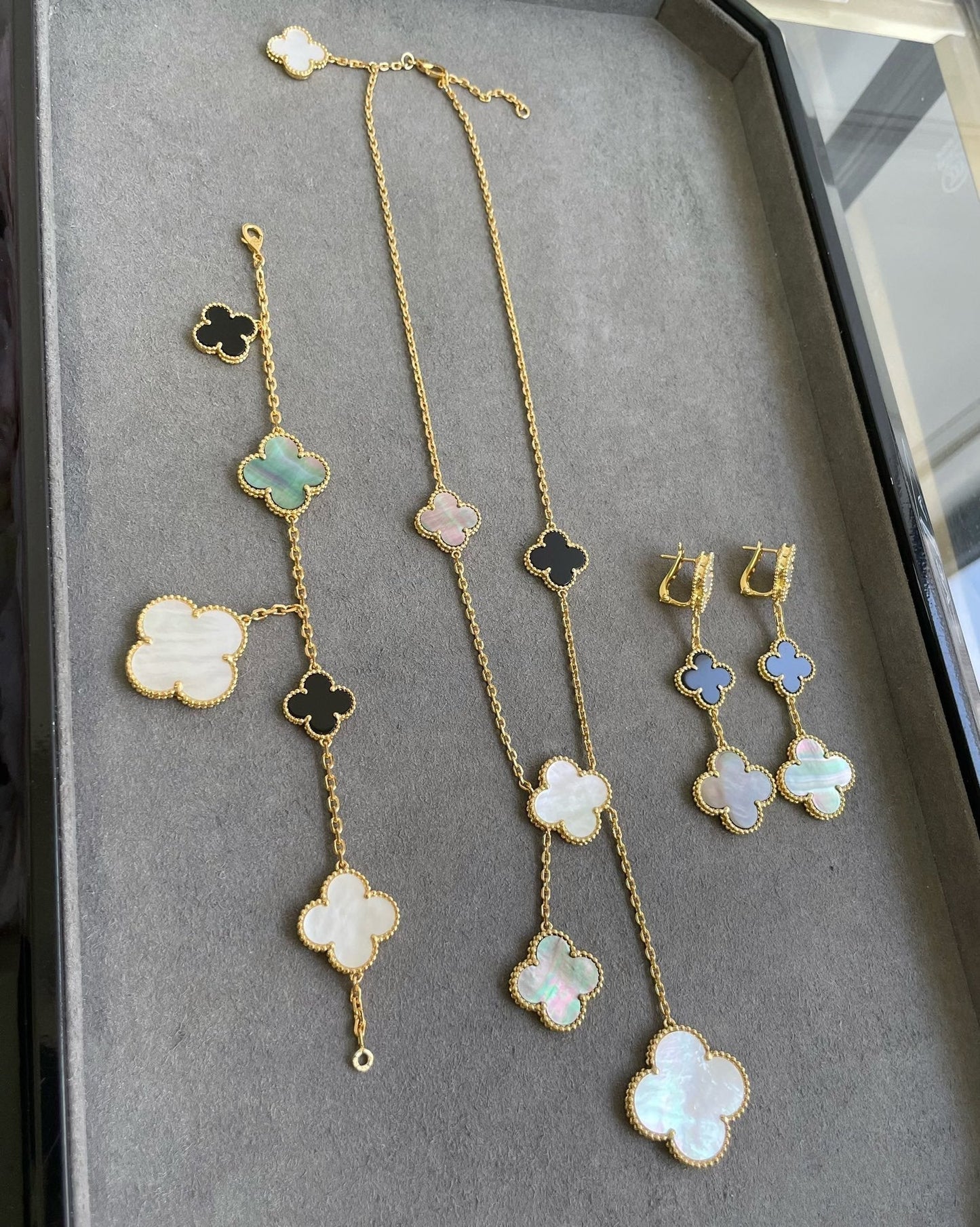 [ELAN LUXE]CLOVER 3 MOTIF MOP ONYX DARK MOP PINK GOLD EARRINGS