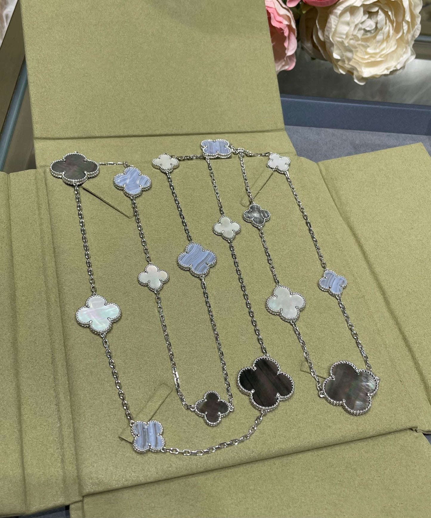 [ELAN LUXE]CLOVER 16 MOTIF CHALCEDONY MOP SILVER NECKLACE