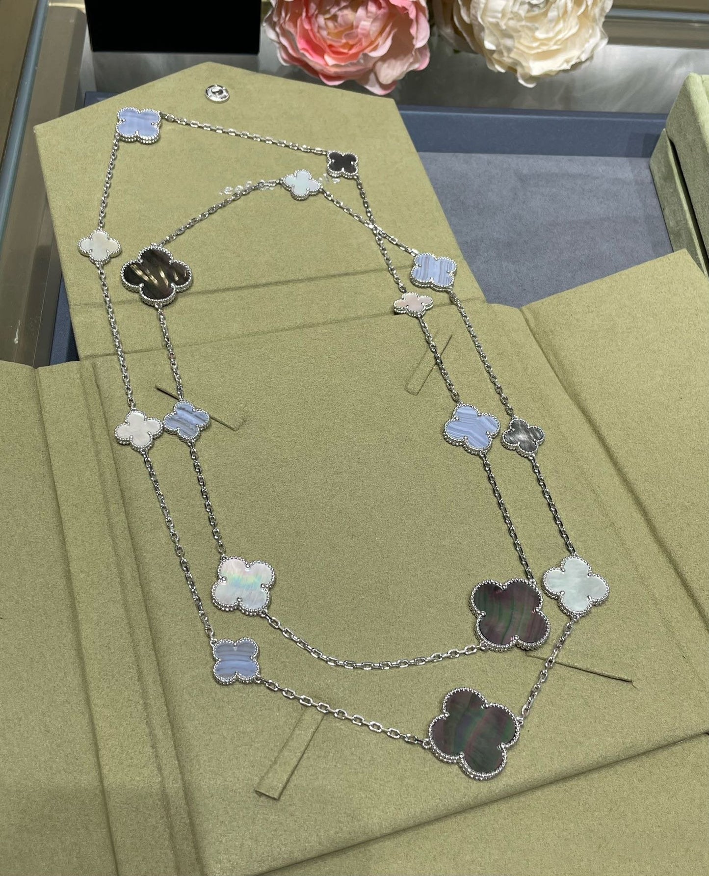 [ELAN LUXE]CLOVER 16 MOTIF CHALCEDONY MOP SILVER NECKLACE