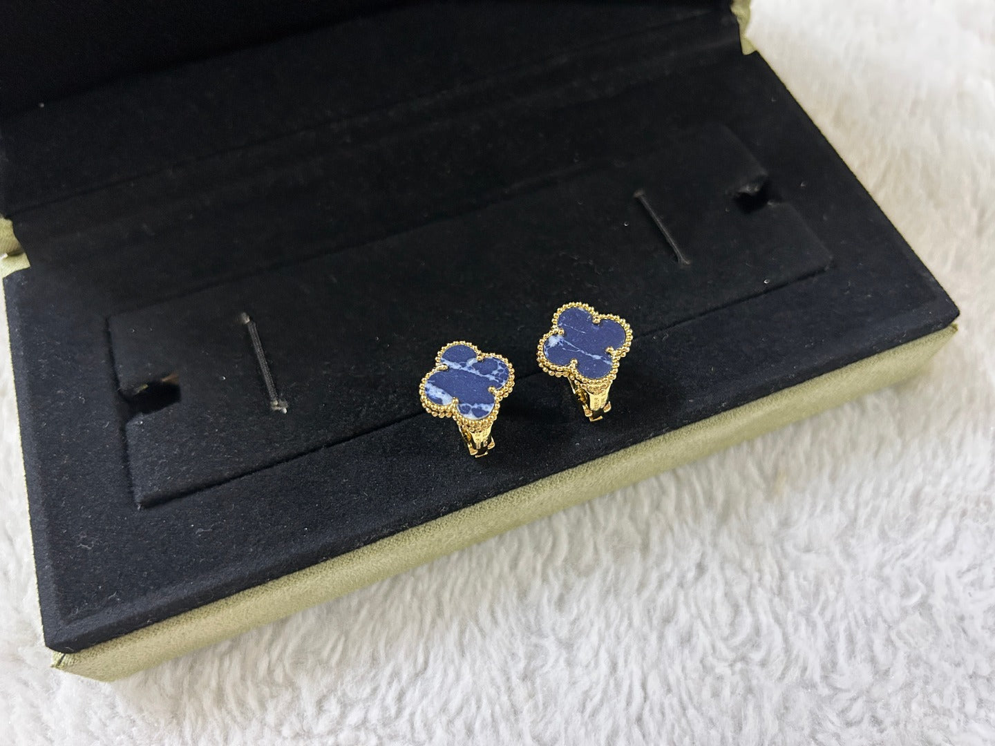 [ELAN LUXE]CLOVER PIETERSITE MEDIUM STUD EARRINGS
