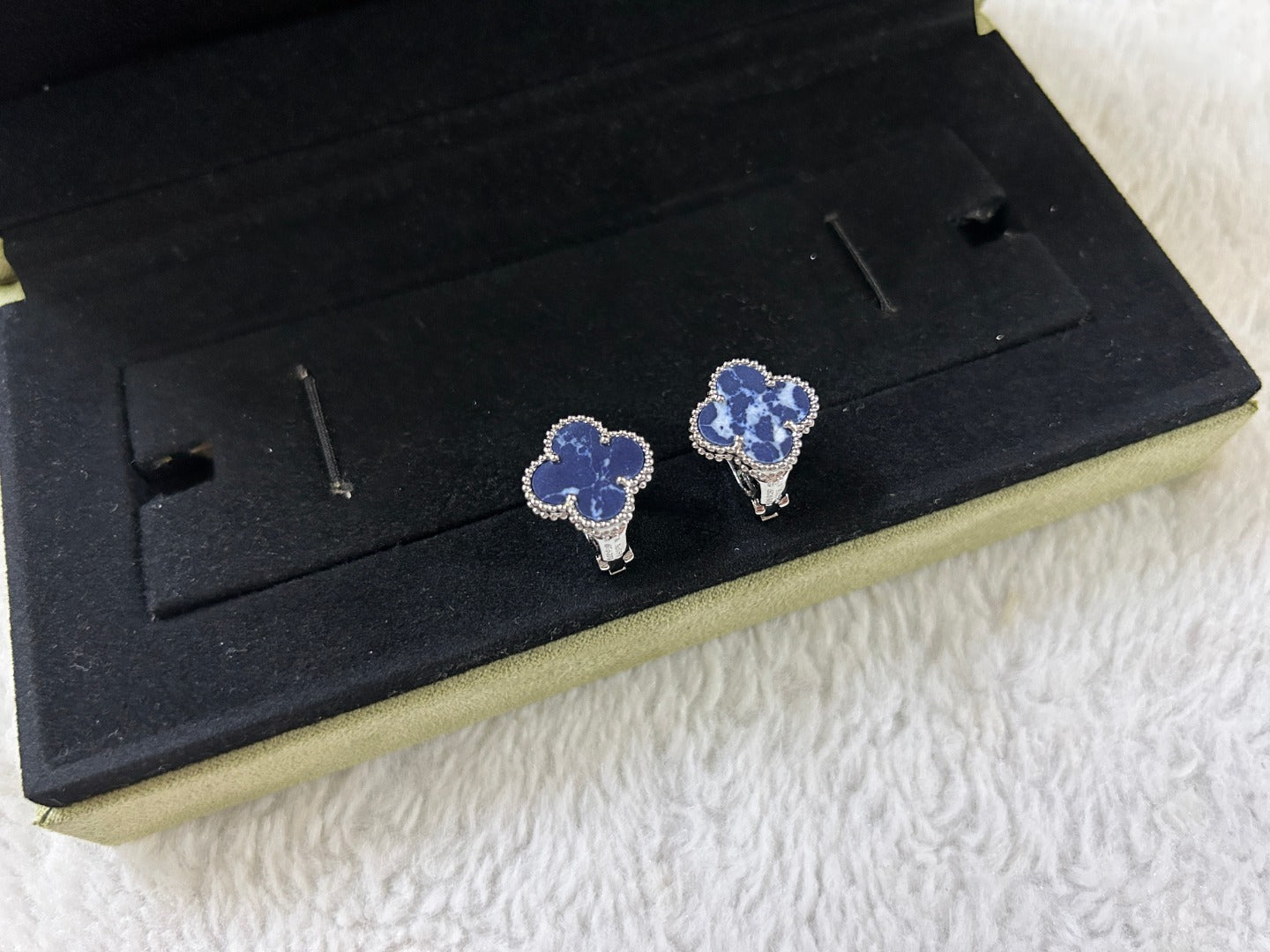 [ELAN LUXE]CLOVER PIETERSITE MEDIUM STUD EARRINGS