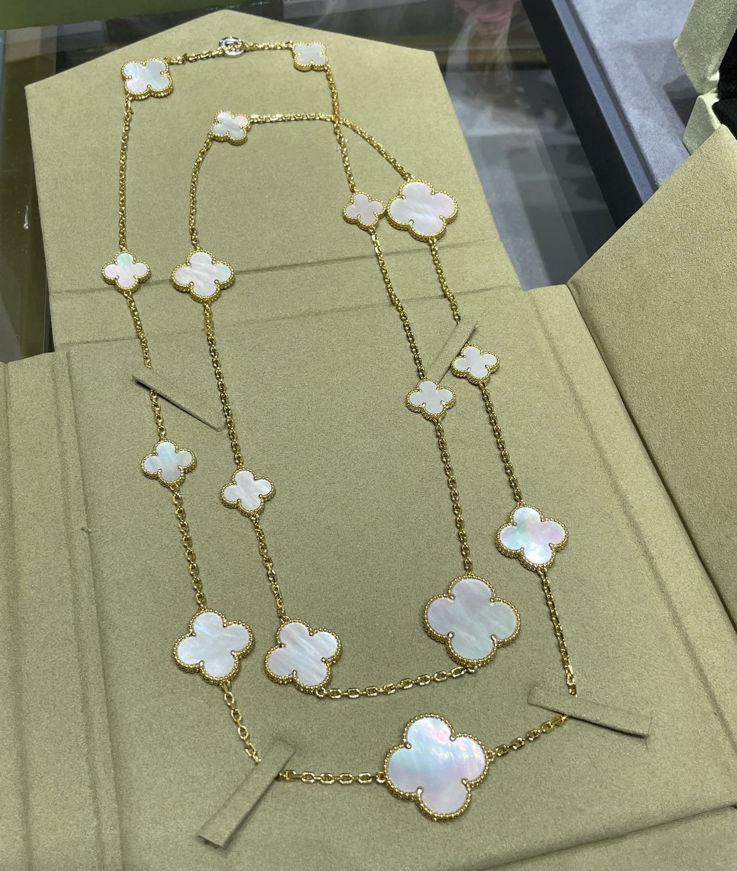 [ELAN LUXE]CLOVER 16 MOTIF WHITE MOP GOLD NECKLACE