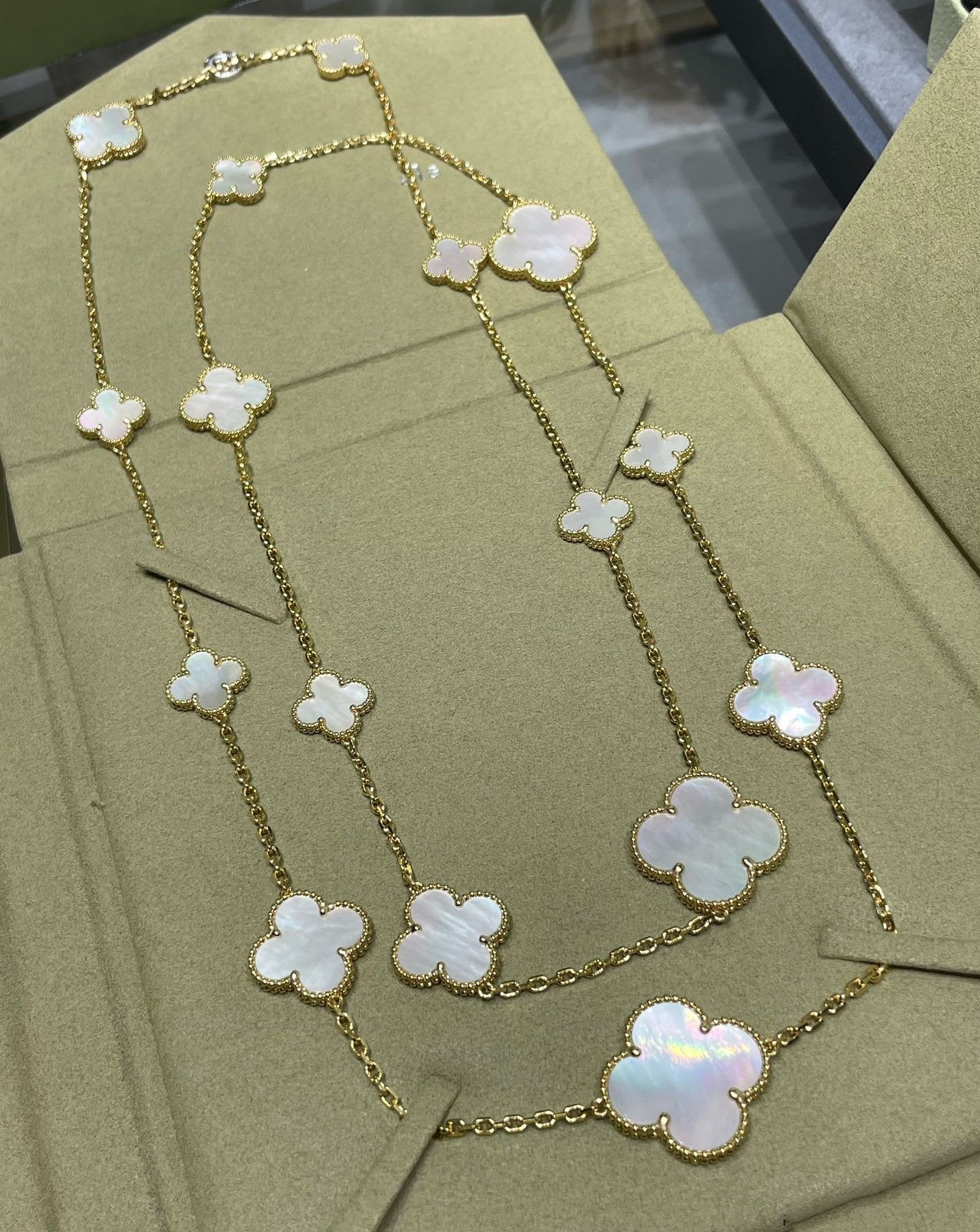 [ELAN LUXE]CLOVER 16 MOTIF WHITE MOP GOLD NECKLACE