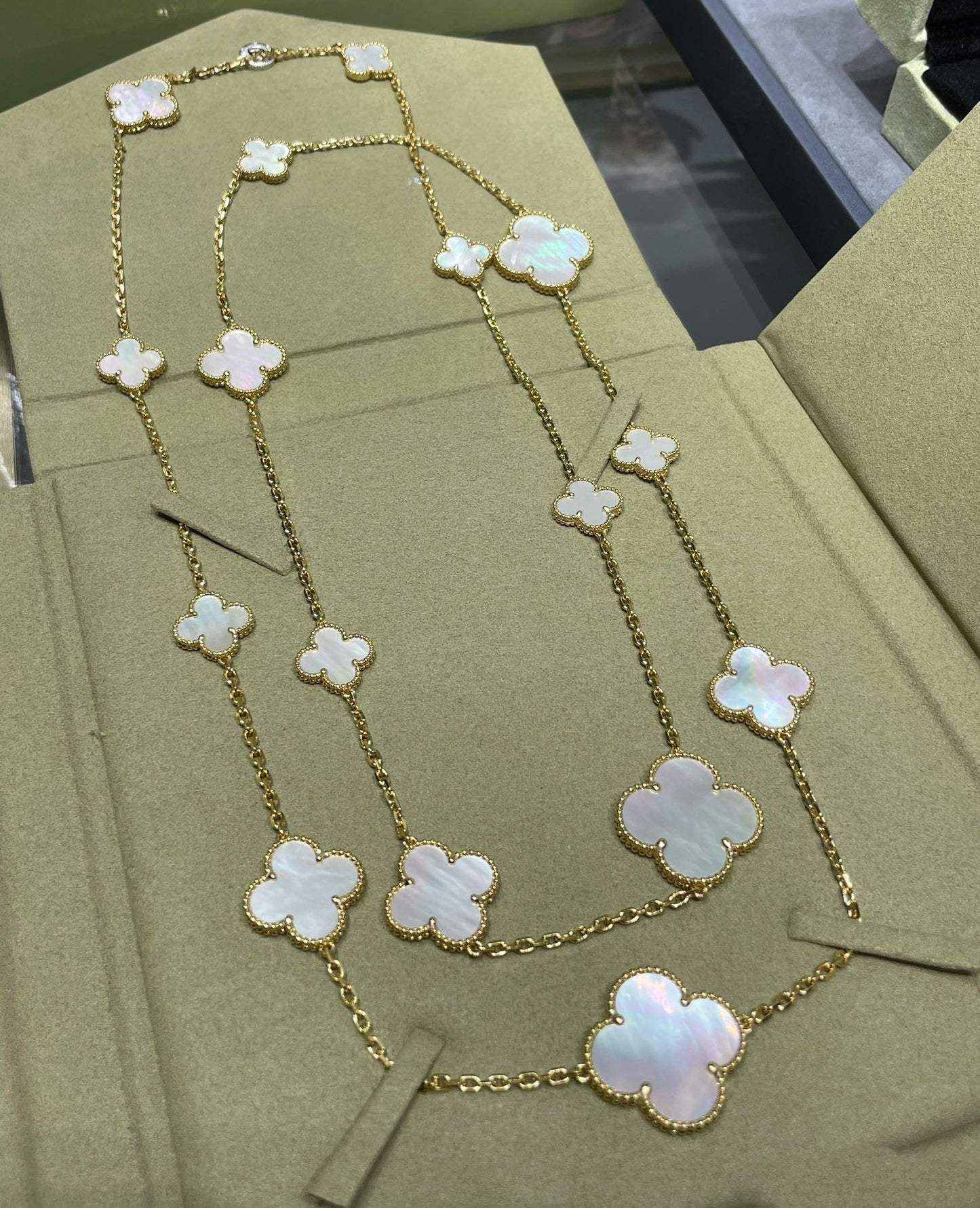 [ELAN LUXE]CLOVER 16 MOTIF WHITE MOP GOLD NECKLACE