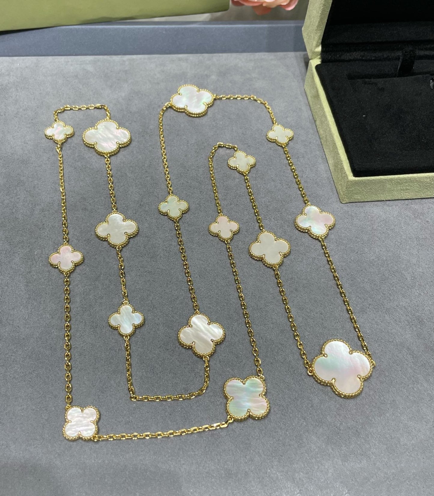 [ELAN LUXE]CLOVER 16 MOTIF WHITE MOP GOLD NECKLACE