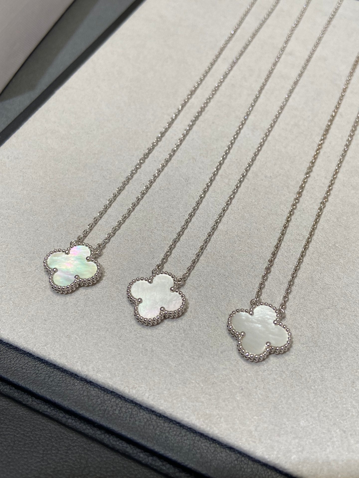 [ELAN LUXE]CLOVER MEDIUM SILVER WHITE MOP NECKLACE