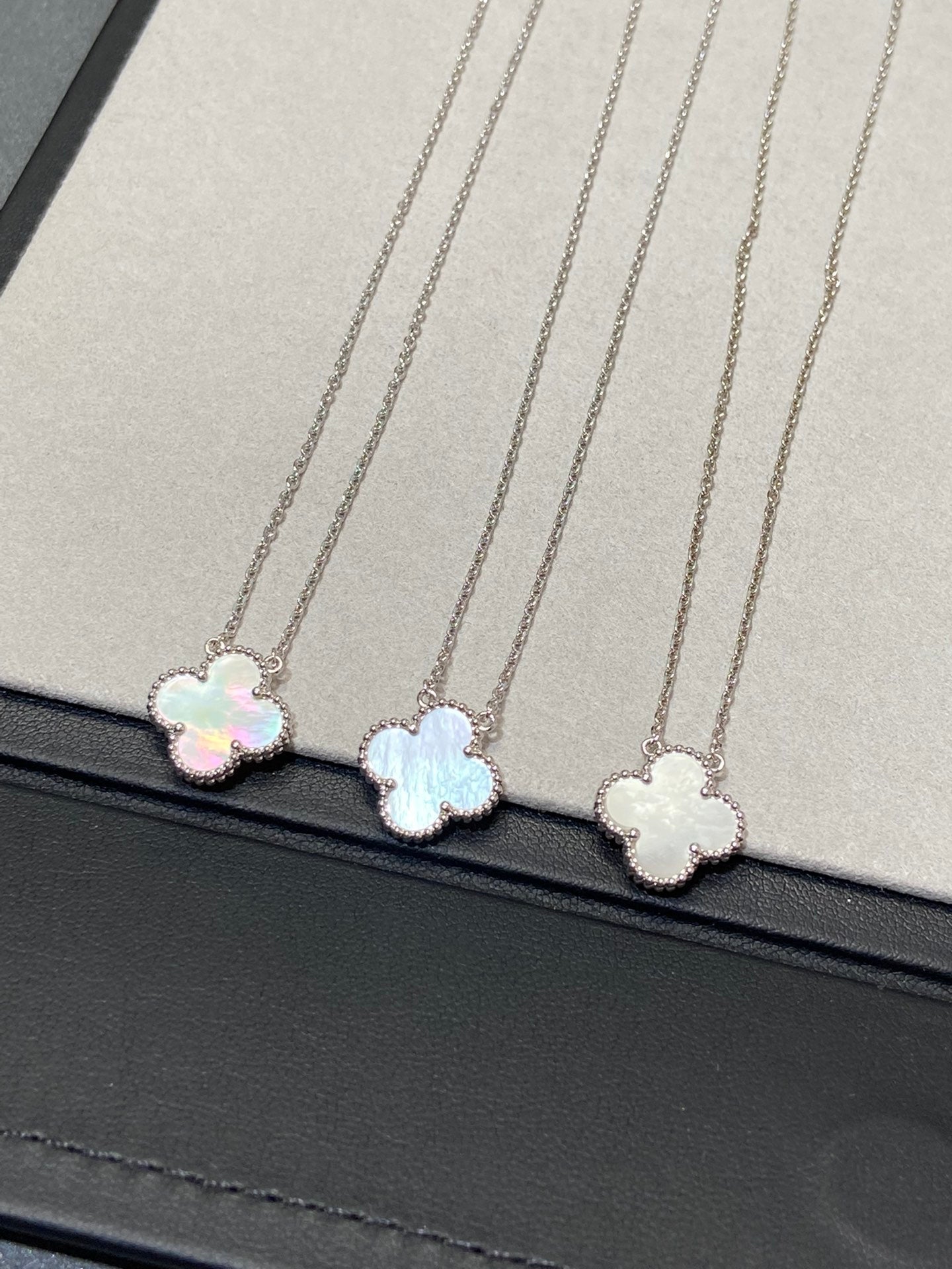 [ELAN LUXE]CLOVER MEDIUM SILVER WHITE MOP NECKLACE