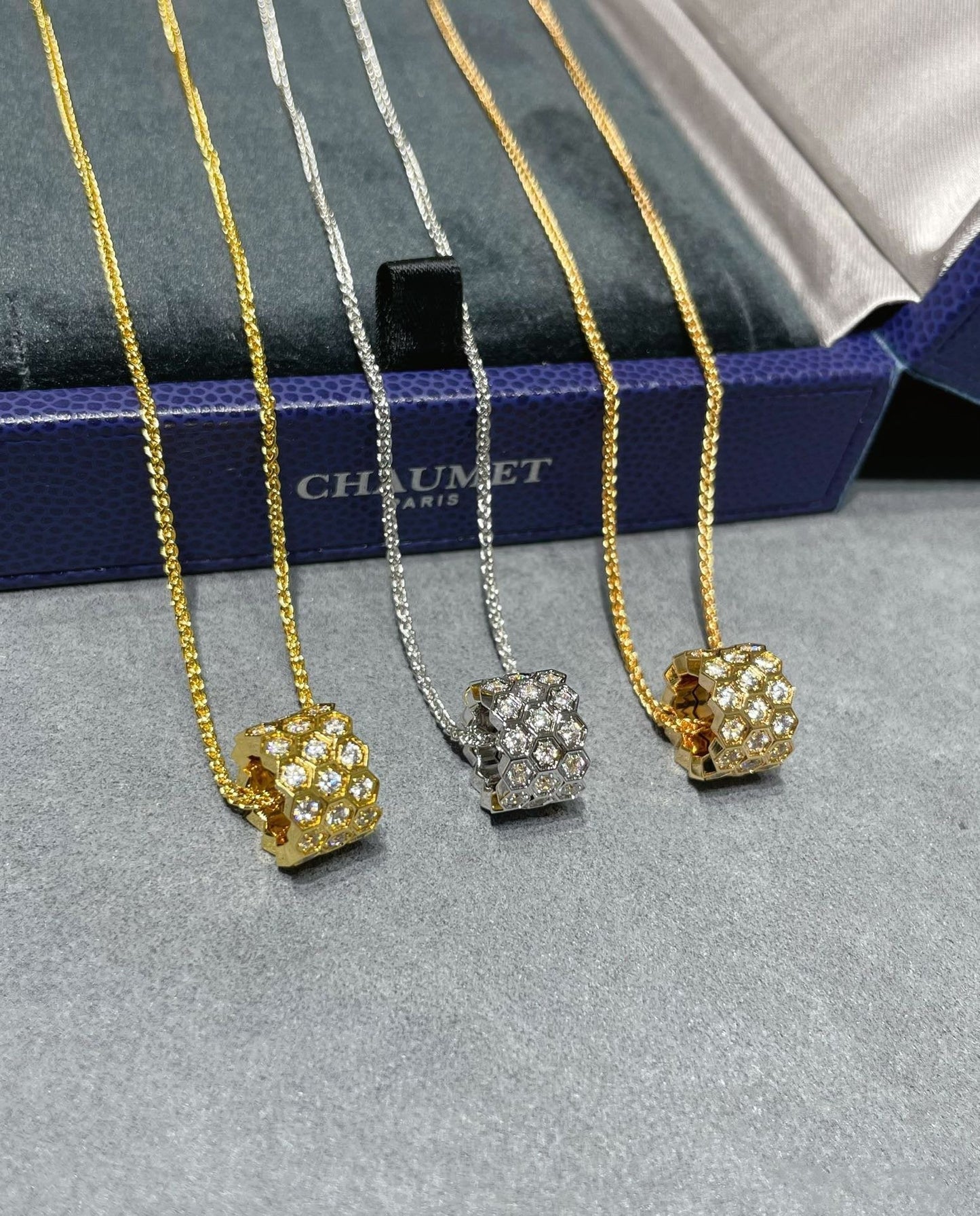 [ELAN LUXE]BEE LOVE DIAMOND PAVED 3 ROW NECKLACE