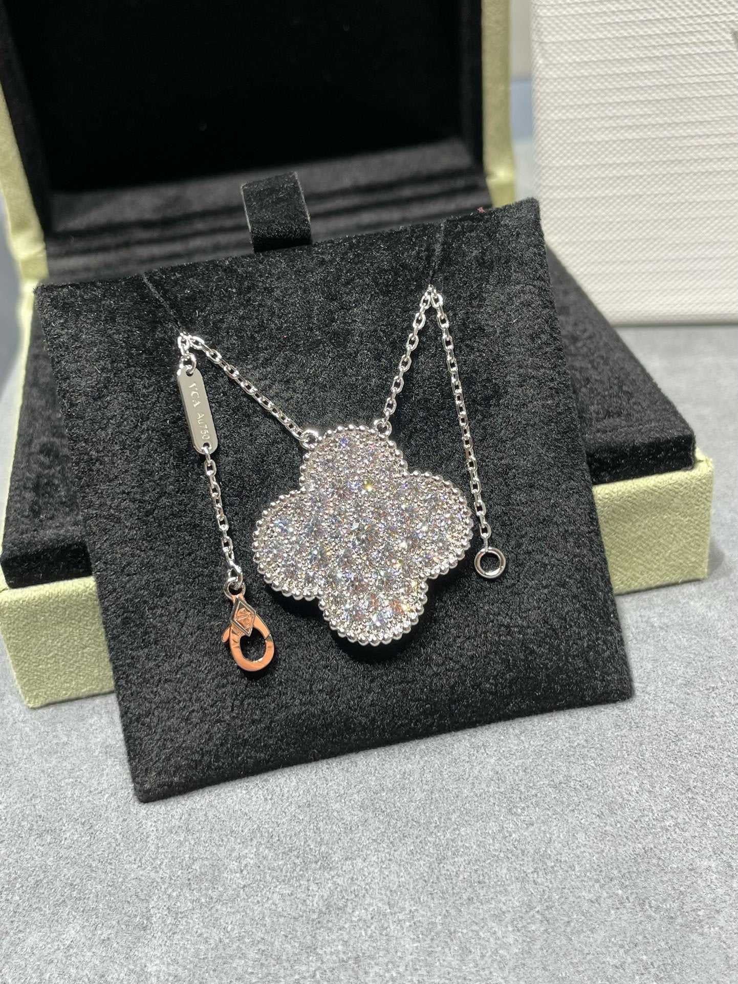 [ELAN LUXE]CLOVER 25MM LARGE PENDANT DIAMOND PAVED SILVER NECKLACE
