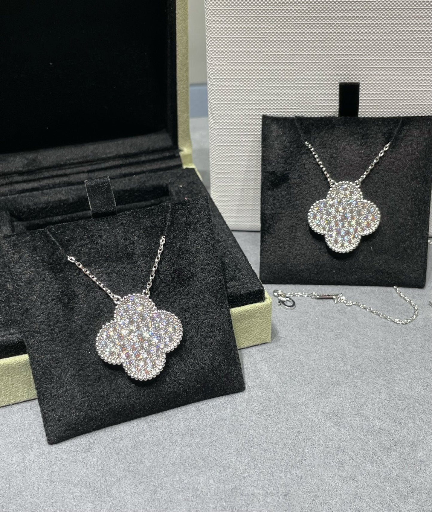 [ELAN LUXE]CLOVER 25MM LARGE PENDANT DIAMOND PAVED SILVER NECKLACE
