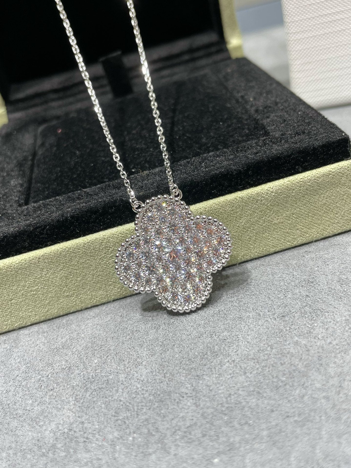 [ELAN LUXE]CLOVER 25MM LARGE PENDANT DIAMOND PAVED SILVER NECKLACE