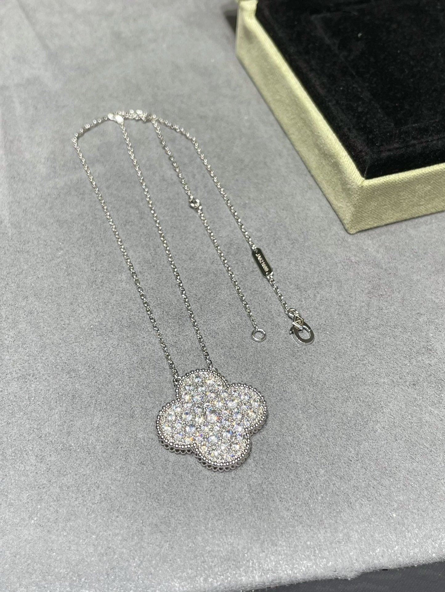 [ELAN LUXE]CLOVER 25MM LARGE PENDANT DIAMOND PAVED SILVER NECKLACE