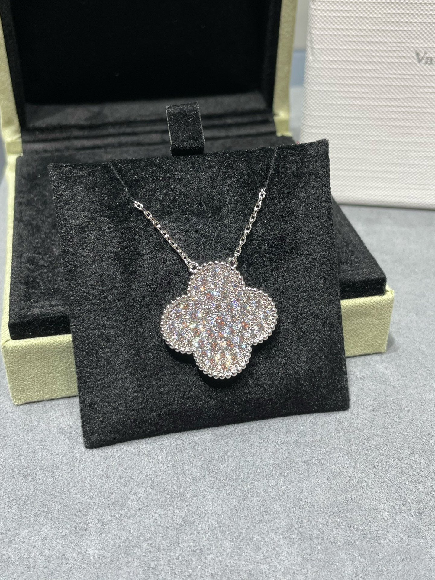 [ELAN LUXE]CLOVER 25MM LARGE PENDANT DIAMOND PAVED SILVER NECKLACE