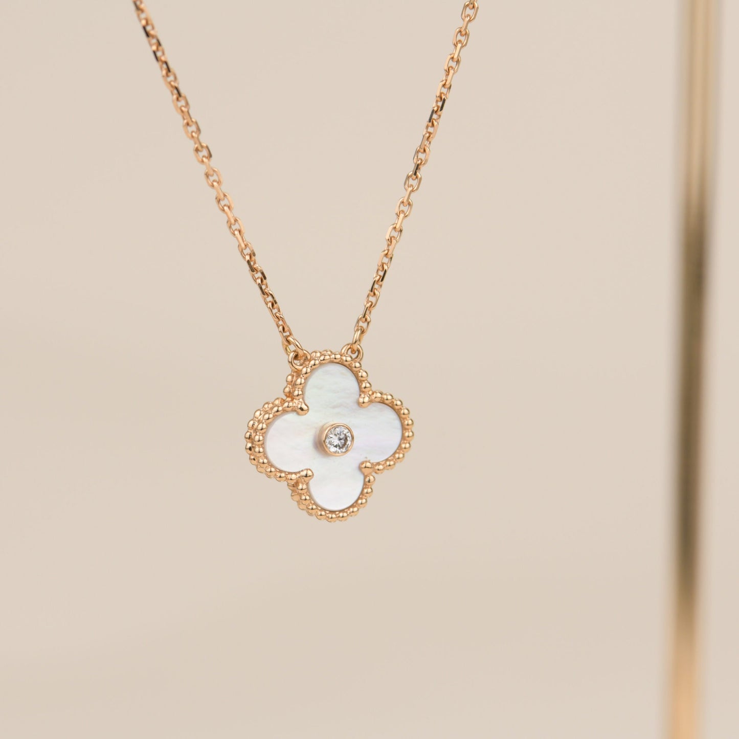 [ELAN LUXE]CLOVER 15MM DIAMOND WHITE FRITILLARIA NECKLACE