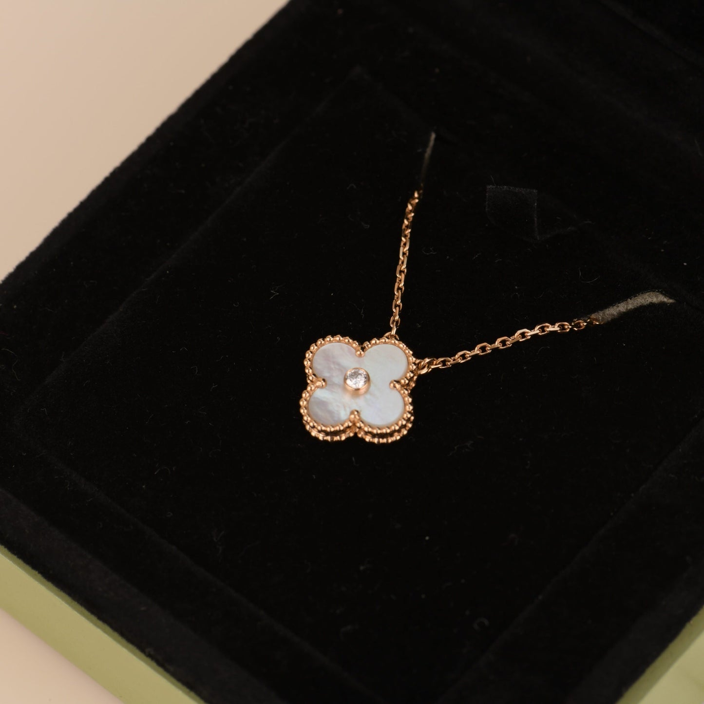 [ELAN LUXE]CLOVER 15MM DIAMOND WHITE FRITILLARIA NECKLACE