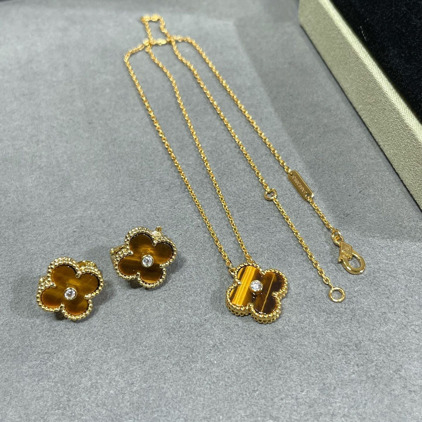 [ELAN LUXE]CLOVER 15MM DIAMOND AND YELLOW TIGER'S EYE AGATE necklace