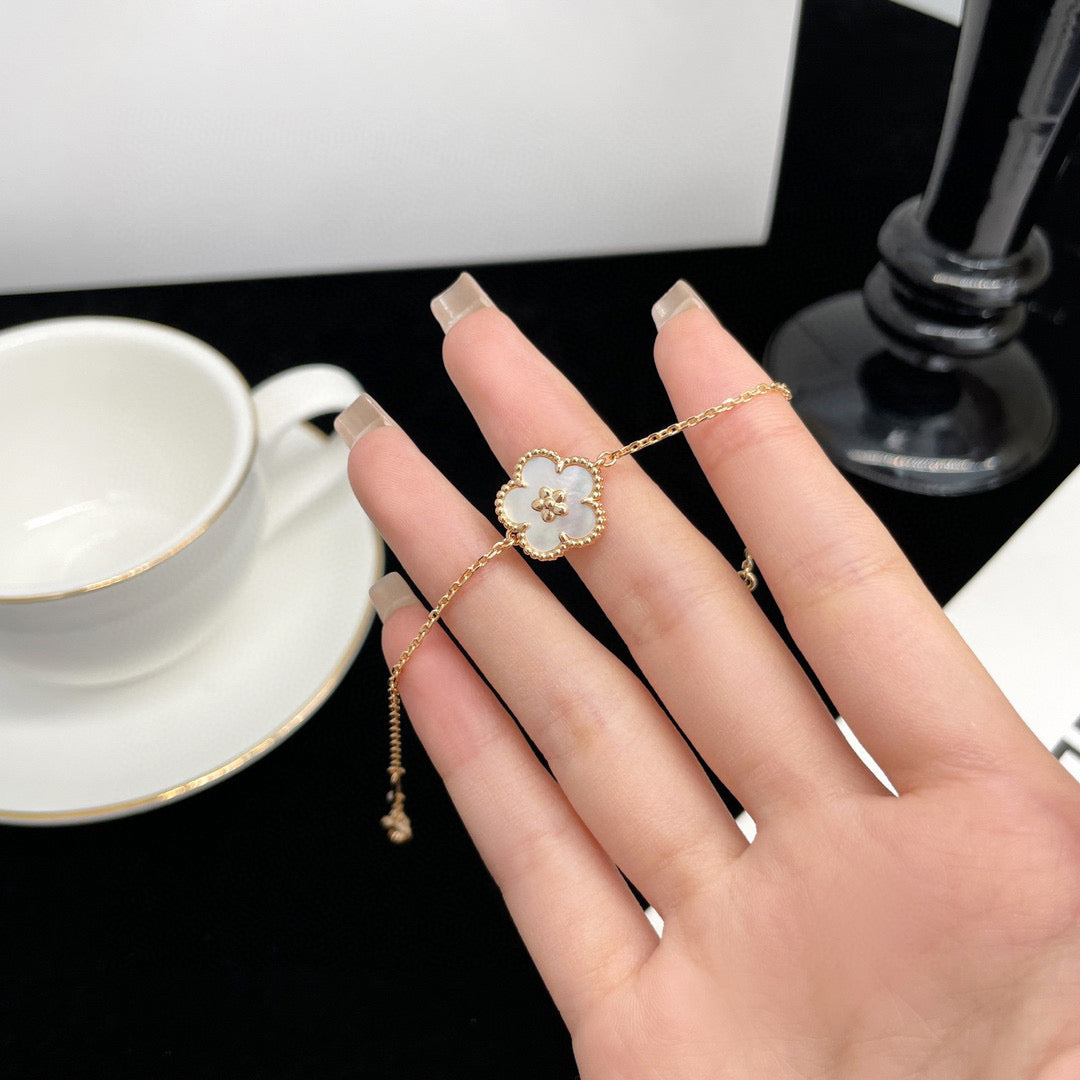 [ELAN LUXE]LUCKY WHITE MOP PLUM BLOSSOM  BRACELET