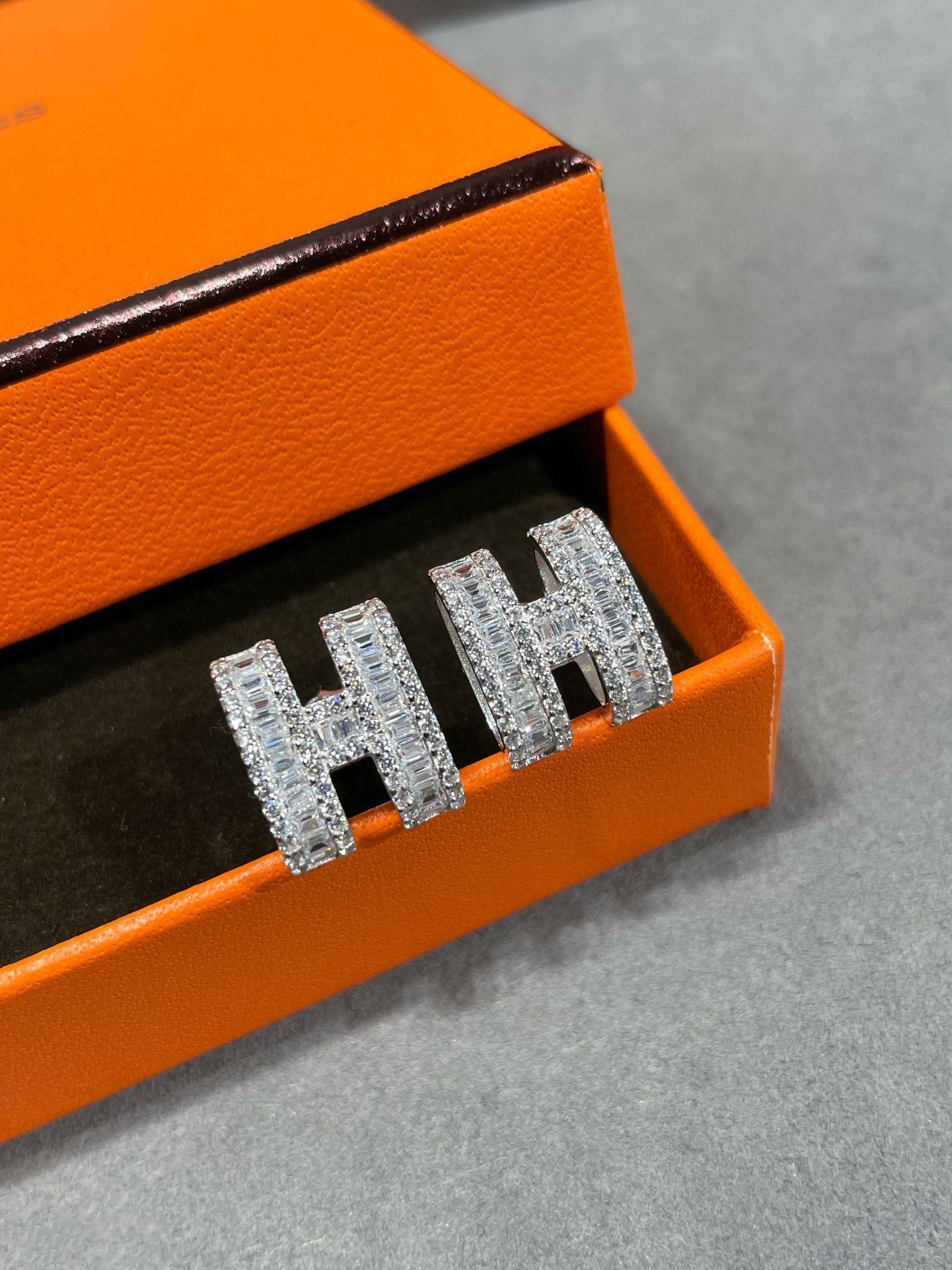 [ELAN LUXE]H STUD EARRINGS WITH SILVER DIAMONDS