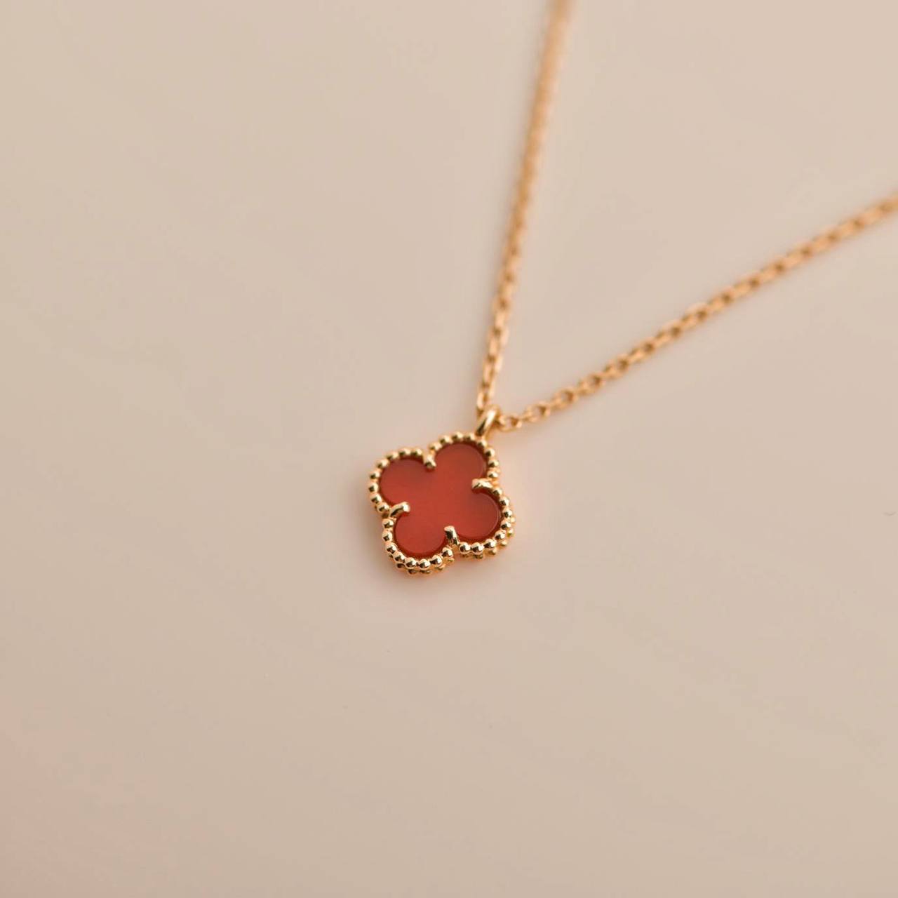 [ELAN LUXE]CLOVER MINI 9.5MM WHITE CARNELIANS NECKLACE